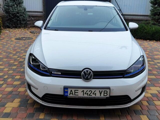 Белый Фольксваген e-Golf, объемом двигателя 0 л и пробегом 106 тыс. км за 10400 $, фото 1 на Automoto.ua
