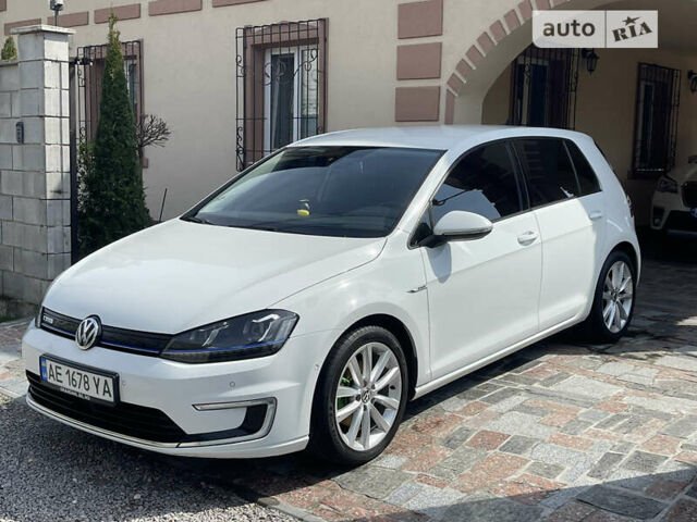 Белый Фольксваген e-Golf, объемом двигателя 0 л и пробегом 150 тыс. км за 12300 $, фото 1 на Automoto.ua