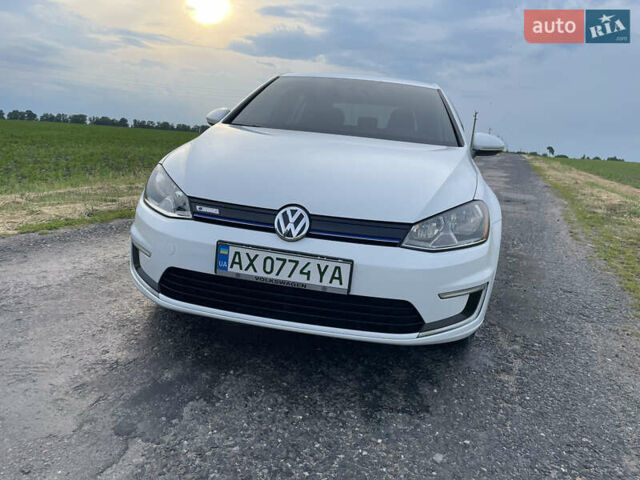 Белый Фольксваген e-Golf, объемом двигателя 0 л и пробегом 114 тыс. км за 12000 $, фото 1 на Automoto.ua