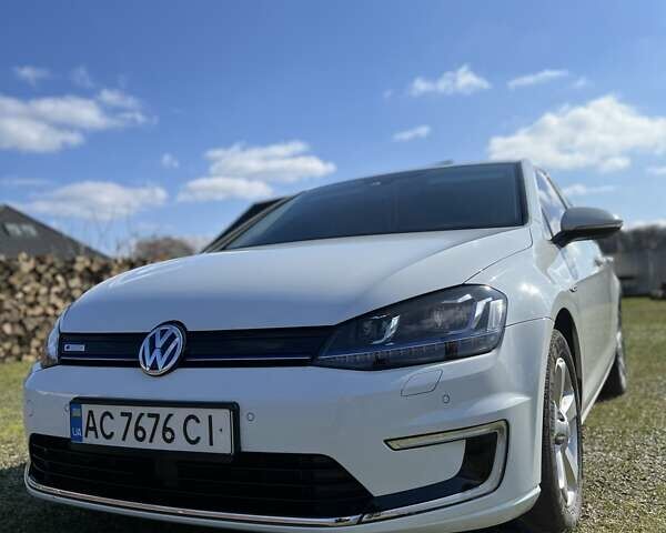 Белый Фольксваген e-Golf, объемом двигателя 0 л и пробегом 73 тыс. км за 10000 $, фото 1 на Automoto.ua