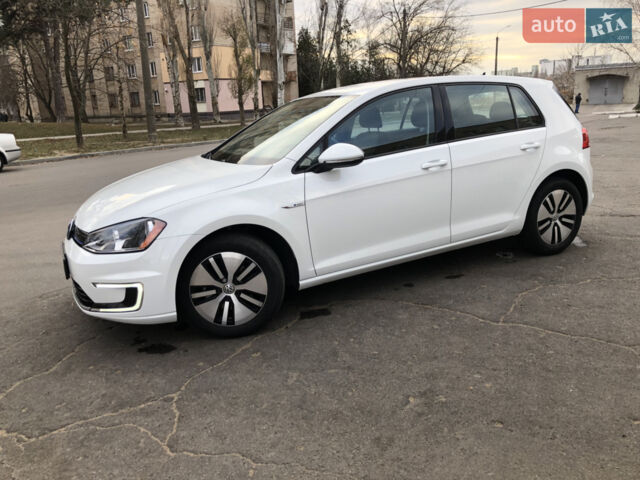 Белый Фольксваген e-Golf, объемом двигателя 0 л и пробегом 40 тыс. км за 12000 $, фото 1 на Automoto.ua