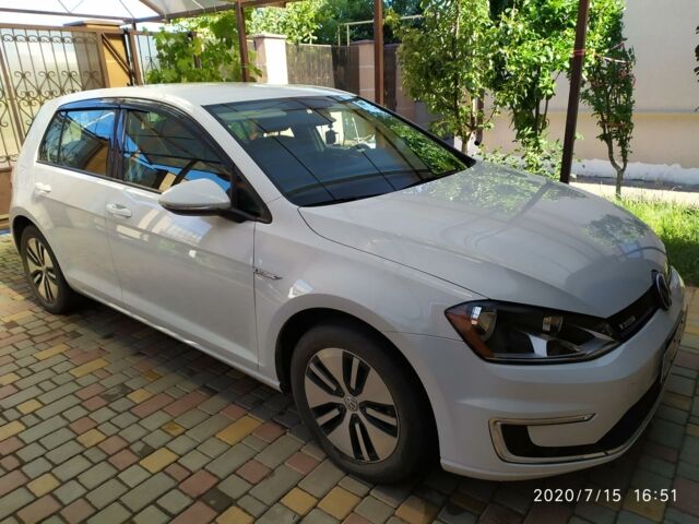 Белый Фольксваген e-Golf, объемом двигателя 0 л и пробегом 60 тыс. км за 15000 $, фото 1 на Automoto.ua