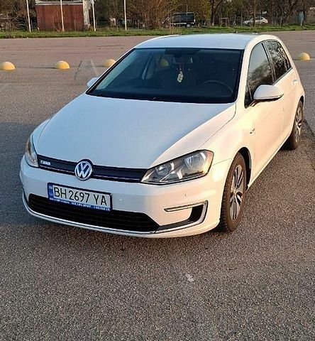 Белый Фольксваген e-Golf, объемом двигателя 0 л и пробегом 151 тыс. км за 10000 $, фото 1 на Automoto.ua