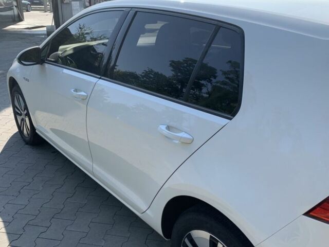 Белый Фольксваген e-Golf, объемом двигателя 0 л и пробегом 82 тыс. км за 9000 $, фото 1 на Automoto.ua