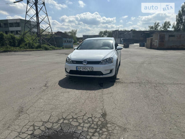 Белый Фольксваген e-Golf, объемом двигателя 0 л и пробегом 107 тыс. км за 10900 $, фото 1 на Automoto.ua