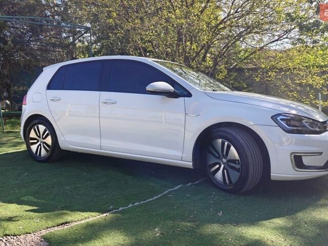 Белый Фольксваген e-Golf, объемом двигателя 0 л и пробегом 65 тыс. км за 9500 $, фото 1 на Automoto.ua