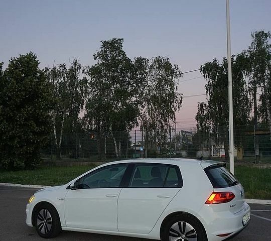 Белый Фольксваген e-Golf, объемом двигателя 0 л и пробегом 151 тыс. км за 8800 $, фото 1 на Automoto.ua