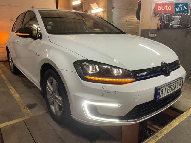 Белый Фольксваген e-Golf, объемом двигателя 0 л и пробегом 115 тыс. км за 8999 $, фото 1 на Automoto.ua