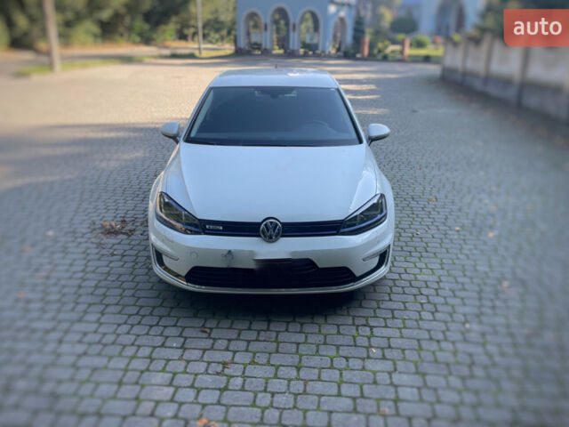 Белый Фольксваген e-Golf, объемом двигателя 0 л и пробегом 102 тыс. км за 12000 $, фото 1 на Automoto.ua