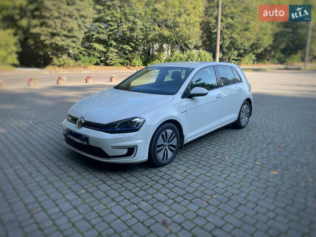 Белый Фольксваген e-Golf, объемом двигателя 0 л и пробегом 92 тыс. км за 12000 $, фото 1 на Automoto.ua