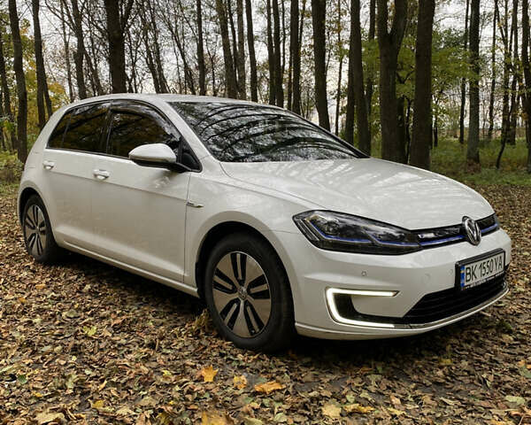 Белый Фольксваген e-Golf, объемом двигателя 0 л и пробегом 104 тыс. км за 12800 $, фото 1 на Automoto.ua