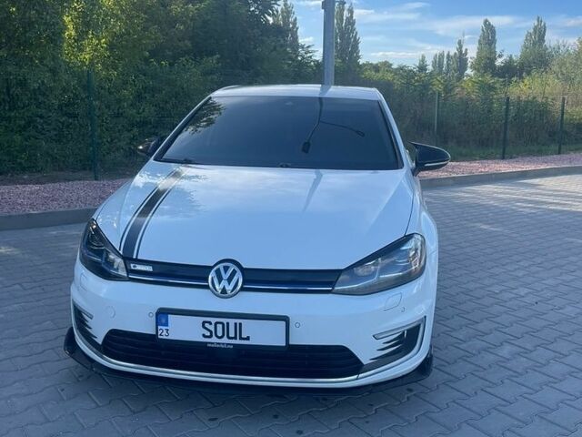 Белый Фольксваген e-Golf, объемом двигателя 0 л и пробегом 132 тыс. км за 12700 $, фото 1 на Automoto.ua