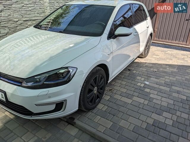 Белый Фольксваген e-Golf, объемом двигателя 0 л и пробегом 168 тыс. км за 13000 $, фото 1 на Automoto.ua