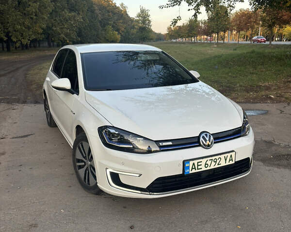 Белый Фольксваген e-Golf, объемом двигателя 0 л и пробегом 169 тыс. км за 12900 $, фото 1 на Automoto.ua