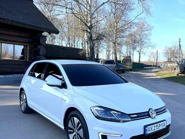Белый Фольксваген e-Golf, объемом двигателя 0 л и пробегом 121 тыс. км за 11900 $, фото 1 на Automoto.ua