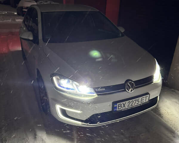 Белый Фольксваген e-Golf, объемом двигателя 0 л и пробегом 137 тыс. км за 13150 $, фото 1 на Automoto.ua