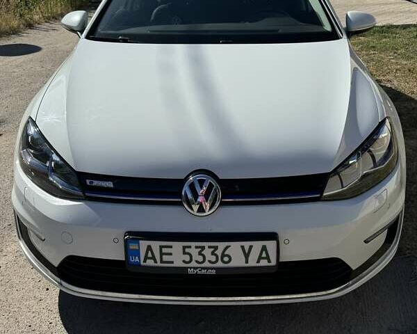 Белый Фольксваген e-Golf, объемом двигателя 0 л и пробегом 98 тыс. км за 16200 $, фото 1 на Automoto.ua