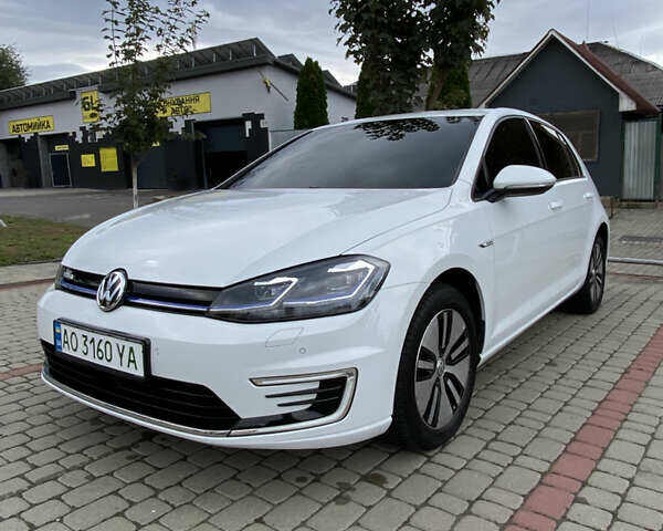Белый Фольксваген e-Golf, объемом двигателя 0 л и пробегом 107 тыс. км за 13800 $, фото 1 на Automoto.ua