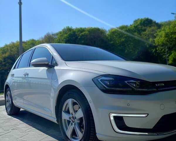 Белый Фольксваген e-Golf, объемом двигателя 0 л и пробегом 131 тыс. км за 15500 $, фото 1 на Automoto.ua