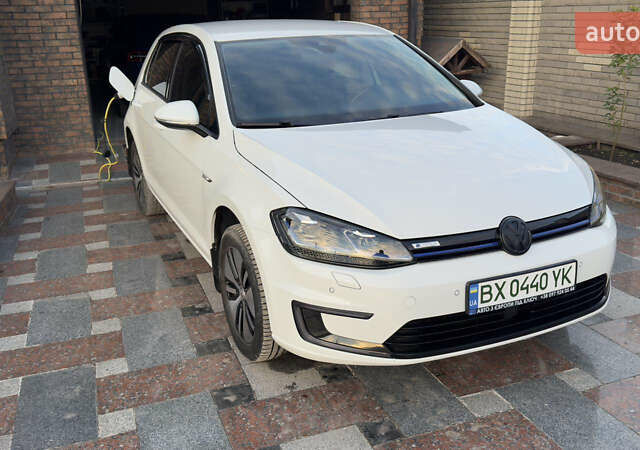 Белый Фольксваген e-Golf, объемом двигателя 0 л и пробегом 92 тыс. км за 15000 $, фото 1 на Automoto.ua