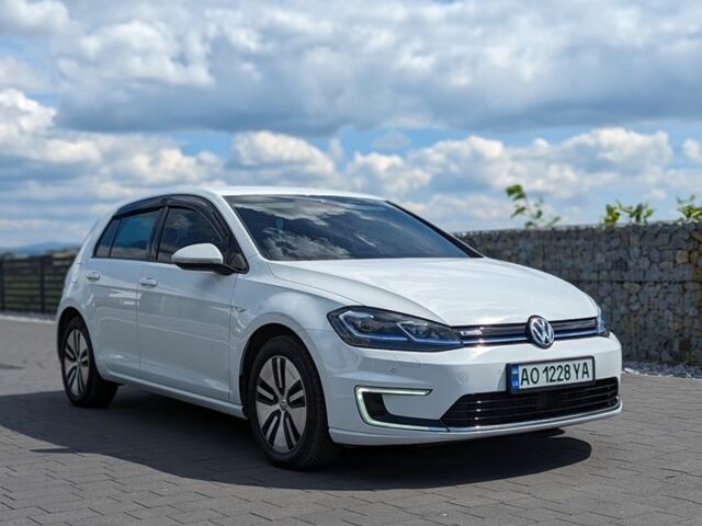 Белый Фольксваген e-Golf, объемом двигателя 0 л и пробегом 160 тыс. км за 14000 $, фото 1 на Automoto.ua
