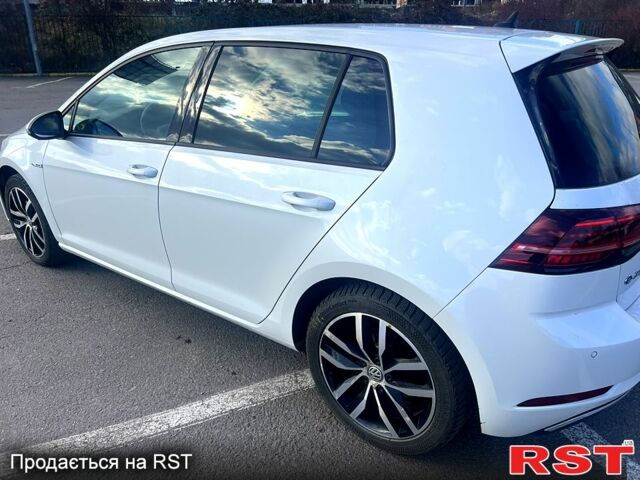 Белый Фольксваген e-Golf, объемом двигателя 0 л и пробегом 165 тыс. км за 12500 $, фото 1 на Automoto.ua