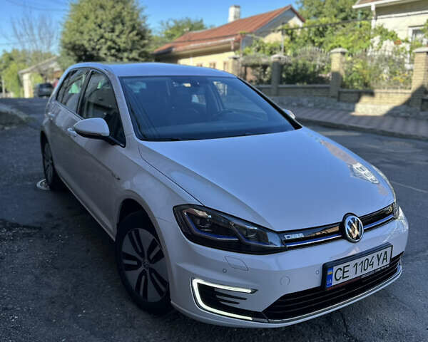 Белый Фольксваген e-Golf, объемом двигателя 0 л и пробегом 47 тыс. км за 15800 $, фото 1 на Automoto.ua