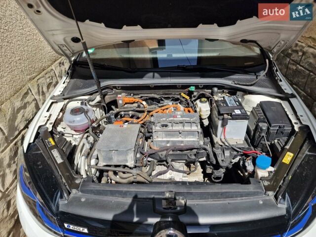 Белый Фольксваген e-Golf, объемом двигателя 0 л и пробегом 80 тыс. км за 15500 $, фото 1 на Automoto.ua
