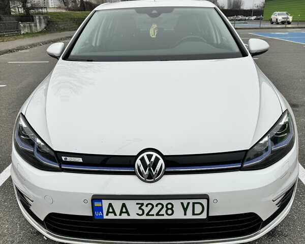 Белый Фольксваген e-Golf, объемом двигателя 0 л и пробегом 117 тыс. км за 15800 $, фото 1 на Automoto.ua