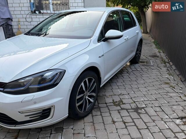 Белый Фольксваген e-Golf, объемом двигателя 0 л и пробегом 149 тыс. км за 15700 $, фото 1 на Automoto.ua