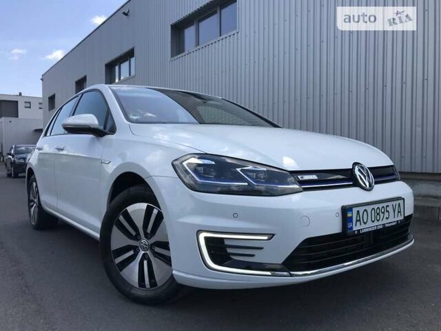 Белый Фольксваген e-Golf, объемом двигателя 0 л и пробегом 49 тыс. км за 15500 $, фото 1 на Automoto.ua
