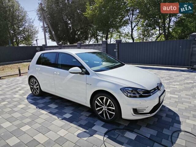 Белый Фольксваген e-Golf, объемом двигателя 0 л и пробегом 41 тыс. км за 18500 $, фото 1 на Automoto.ua