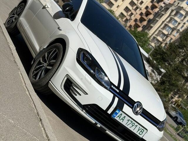 Белый Фольксваген e-Golf, объемом двигателя 0 л и пробегом 91 тыс. км за 15500 $, фото 1 на Automoto.ua
