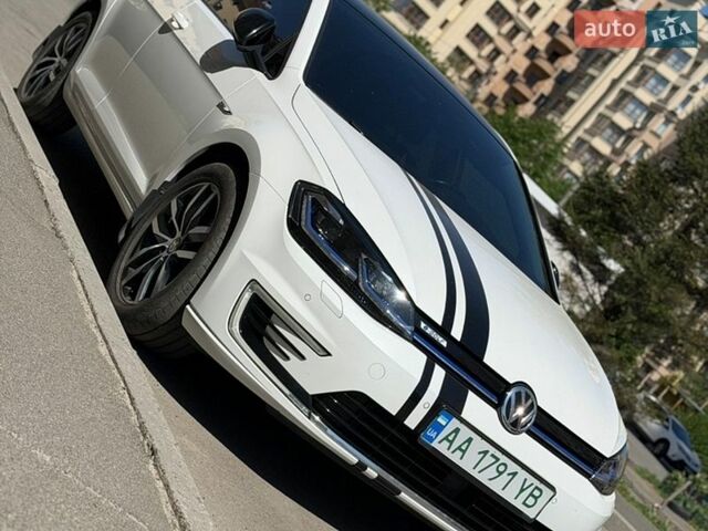Белый Фольксваген e-Golf, объемом двигателя 0 л и пробегом 91 тыс. км за 15500 $, фото 1 на Automoto.ua