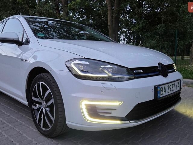 Белый Фольксваген e-Golf, объемом двигателя 0 л и пробегом 105 тыс. км за 15000 $, фото 1 на Automoto.ua