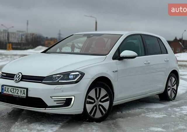 Белый Фольксваген e-Golf, объемом двигателя 0 л и пробегом 38 тыс. км за 17000 $, фото 1 на Automoto.ua