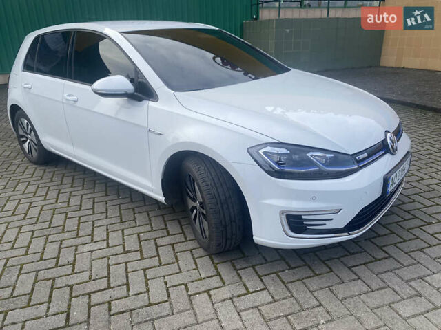 Белый Фольксваген e-Golf, объемом двигателя 0 л и пробегом 28 тыс. км за 15500 $, фото 1 на Automoto.ua