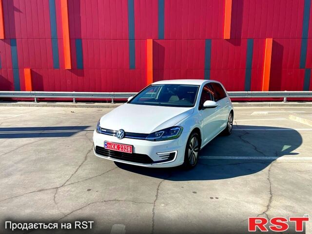 Белый Фольксваген e-Golf, объемом двигателя 100 л и пробегом 124 тыс. км за 13400 $, фото 1 на Automoto.ua