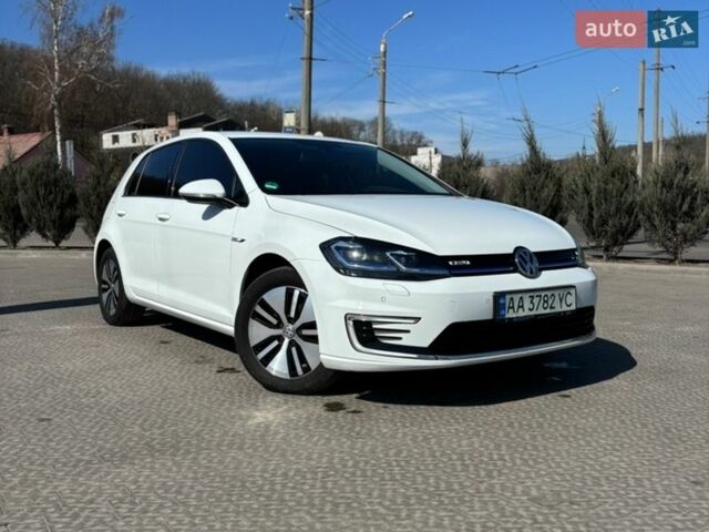 Белый Фольксваген e-Golf, объемом двигателя 0 л и пробегом 103 тыс. км за 13800 $, фото 1 на Automoto.ua