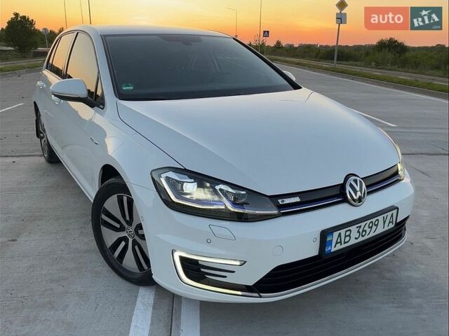 Белый Фольксваген e-Golf, объемом двигателя 0 л и пробегом 44 тыс. км за 16100 $, фото 1 на Automoto.ua