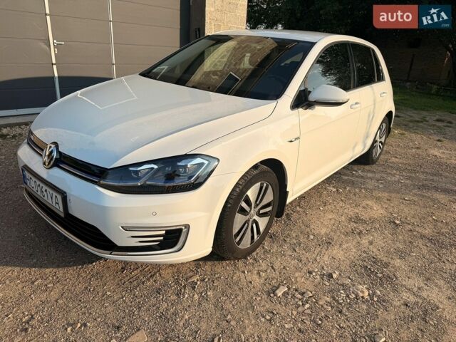 Белый Фольксваген e-Golf, объемом двигателя 0 л и пробегом 92 тыс. км за 14750 $, фото 1 на Automoto.ua