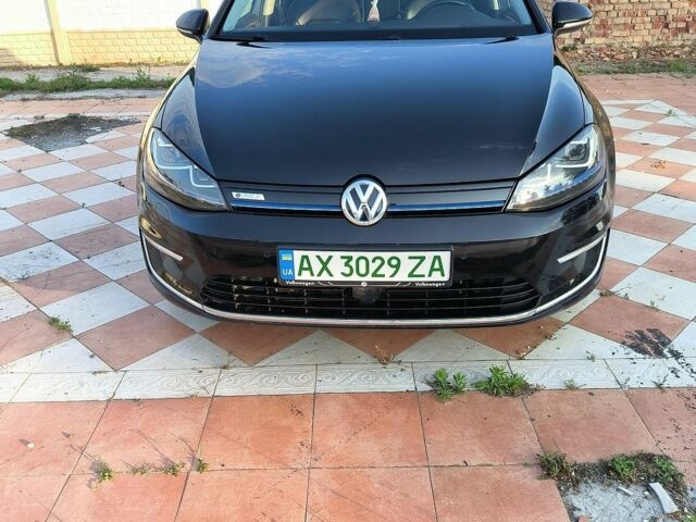 Черный Фольксваген e-Golf, объемом двигателя 0 л и пробегом 157 тыс. км за 10000 $, фото 1 на Automoto.ua