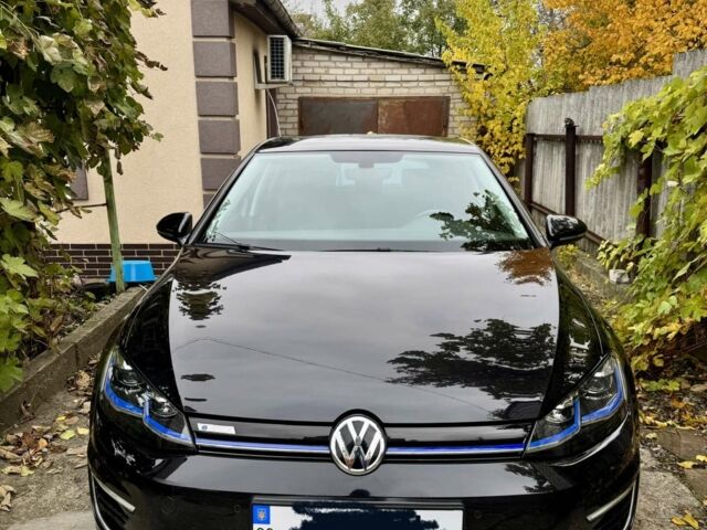 Черный Фольксваген e-Golf, объемом двигателя 0 л и пробегом 140 тыс. км за 15500 $, фото 1 на Automoto.ua