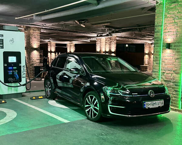 Черный Фольксваген e-Golf, объемом двигателя 0 л и пробегом 99 тыс. км за 13700 $, фото 1 на Automoto.ua