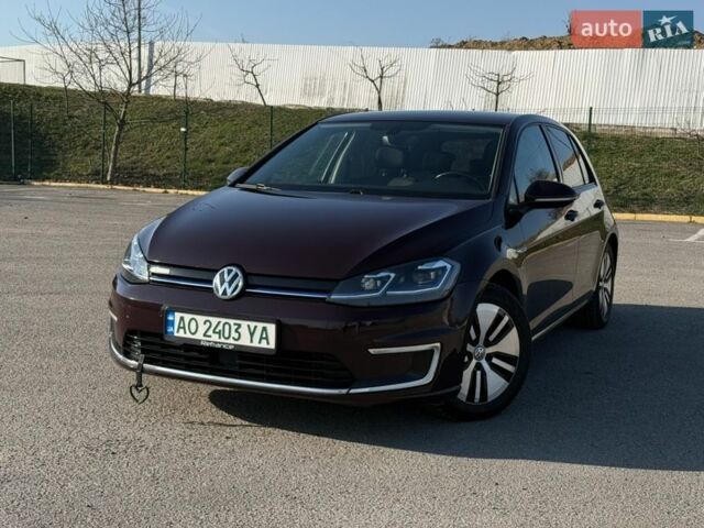 Красный Фольксваген e-Golf, объемом двигателя 0 л и пробегом 216 тыс. км за 11800 $, фото 1 на Automoto.ua