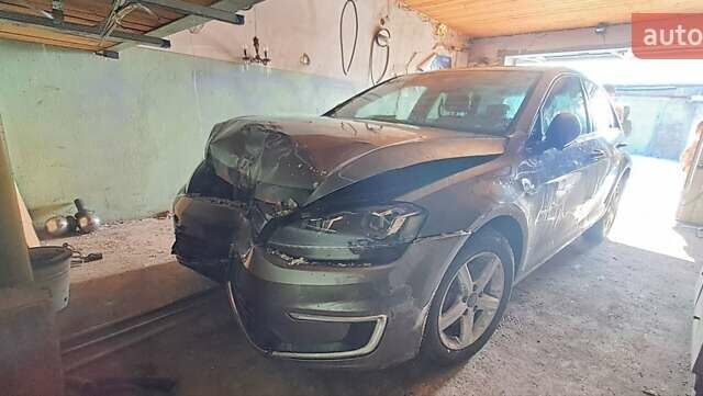 Серый Фольксваген e-Golf, объемом двигателя 0 л и пробегом 112 тыс. км за 5500 $, фото 1 на Automoto.ua
