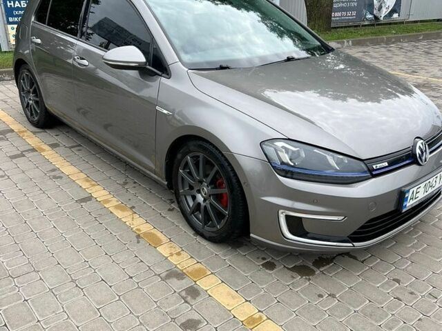 Серый Фольксваген e-Golf, объемом двигателя 0 л и пробегом 135 тыс. км за 10000 $, фото 1 на Automoto.ua