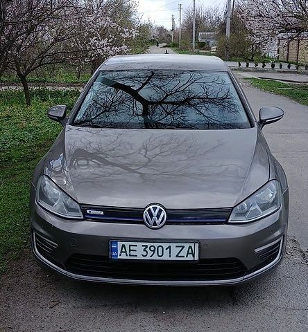 Серый Фольксваген e-Golf, объемом двигателя 0 л и пробегом 117 тыс. км за 7000 $, фото 1 на Automoto.ua