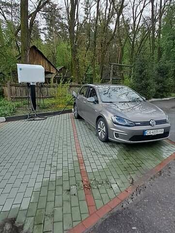 Серый Фольксваген e-Golf, объемом двигателя 0 л и пробегом 100 тыс. км за 10800 $, фото 1 на Automoto.ua