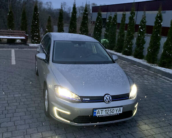 Серый Фольксваген e-Golf, объемом двигателя 0 л и пробегом 99 тыс. км за 10800 $, фото 1 на Automoto.ua